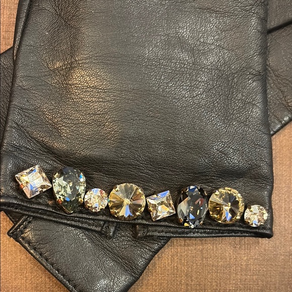 GUCCI Elegant Black Leather Gloves with Crystal Embellishments - Picture 6 of 7